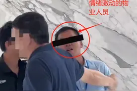 南京写字楼不让员工外带餐食，女子在闸机口吃饭，知情人爆料原因图片