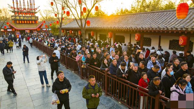 全网都冲开封万岁山？不装不宰不套路，老百姓用脚投票的顶流！