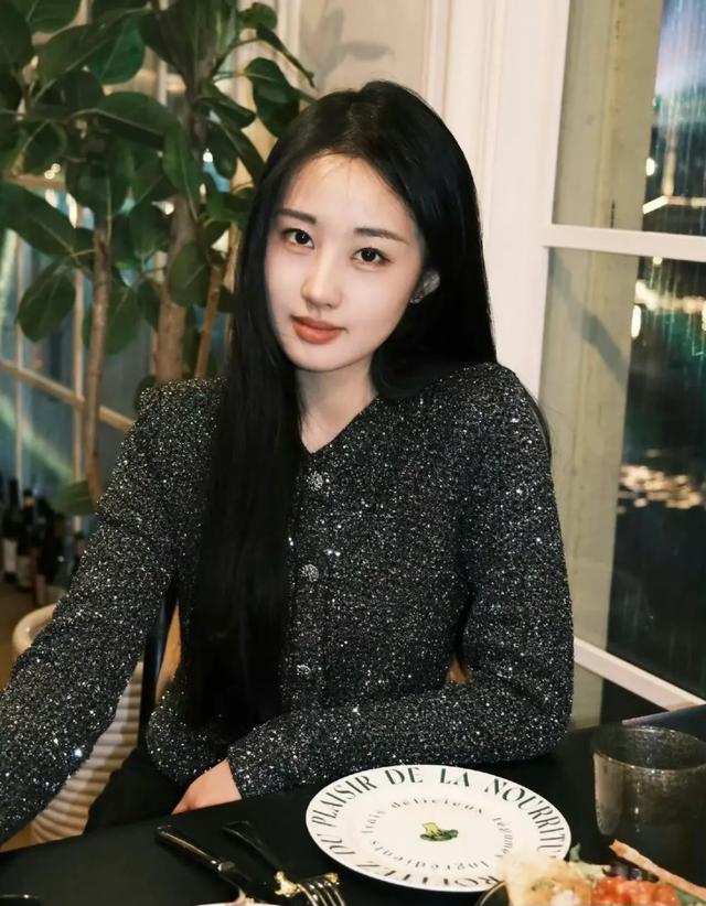 聊天记录里的双面镜:荣梓杉风波照见的娱乐圈幻象