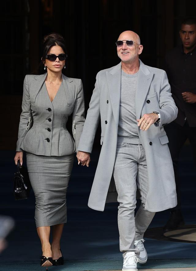 贝佐斯携妻子逛夜店，桑切斯脸上堆笑容光焕发，身上穿6万元外套