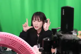 “平替”消费风潮兴起！从美妆、服饰到旅游，国货产品成年轻人心头好图片