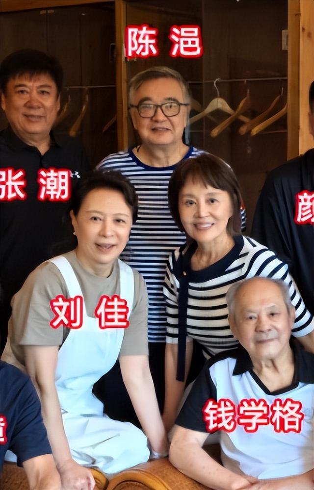 时隔47年，张丰毅和张铁林再次同框，一个帅成小伙，一个大腹便便