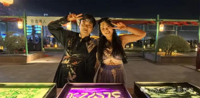 敦煌沙画惊艳亮相月牙泉“敦煌集”，引众游客围观体验