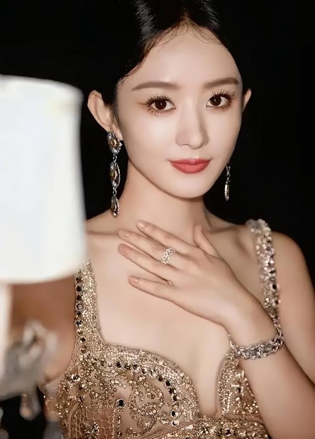 离婚四年，38岁赵丽颖再次官宣喜讯，成为冯绍峰高攀不起的存在！