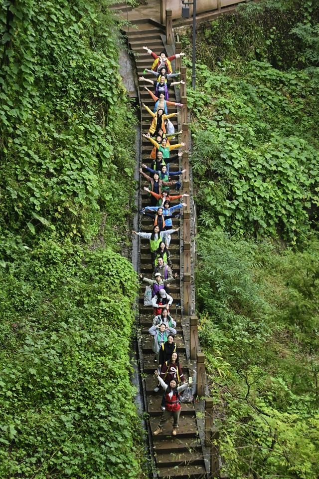 以脚步丈量生态 用行动守护文明 "环保志愿‘趣’游蓉城"系列首站——大邑药师岩生态徒步环境清洁活动完美落幕