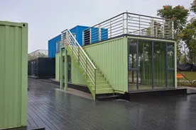 你可真会省事啊！在农村不盖房，弄一个集装箱房，放在路边、会玩图片