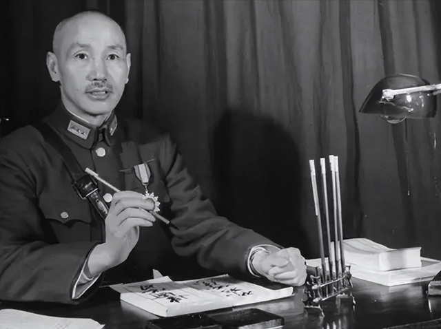 1955年蒋介石指着十大元帅名单，对夫人苦笑：这个人太厉害了！