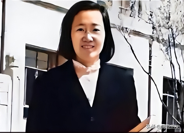 北大才女抛下丈夫和孩子，17年后，子女抱着她：你是我们的英雄！