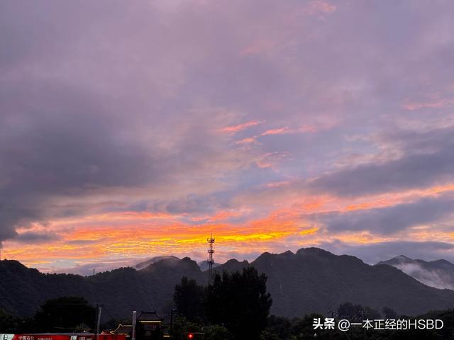 暴雨过后云雾之上，彩虹晚霞遥相辉映