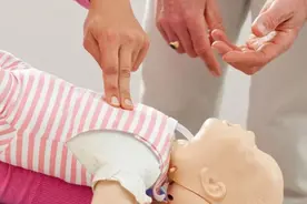 宝宝呛奶从鼻子里出来怎么办？赶快来看看应对妙招！图片