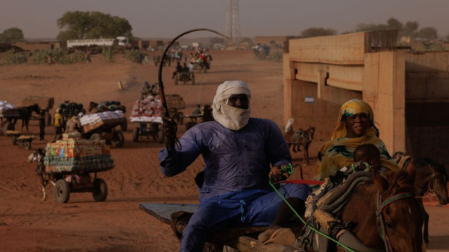 迪拜藏血债？阿联酋勾结以色列，靠军火走私与血黄金发战争财