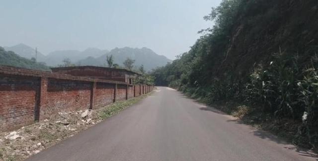 河北废弃的军工厂，各类火箭弹为国立威，现已成片片废墟