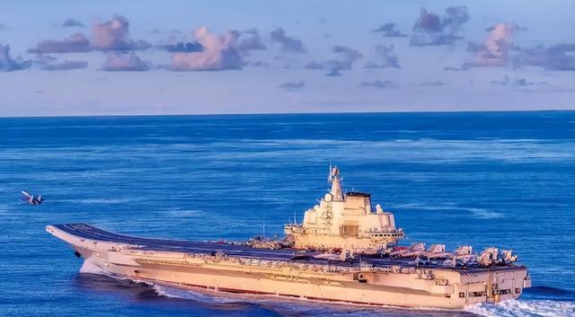 中俄联手绕岛巡航：这波“围岛”操作	，把日本彻底整紧张了