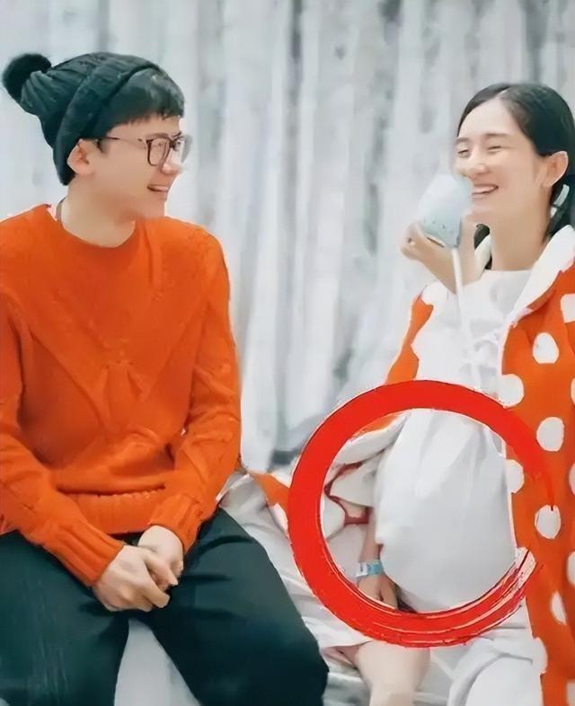 谢娜夫妇带三女儿外出，有谁注意跳跳俏俏的保姆？刷新了我的认知