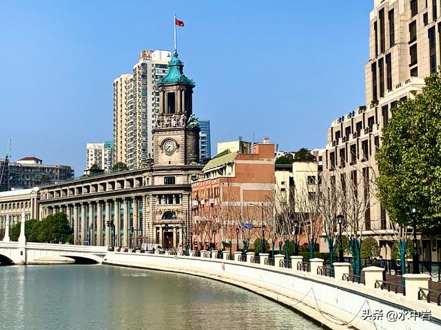 对于上海，人们既羡慕又嘴碎心口不一地对待，这让上海人频遭误解