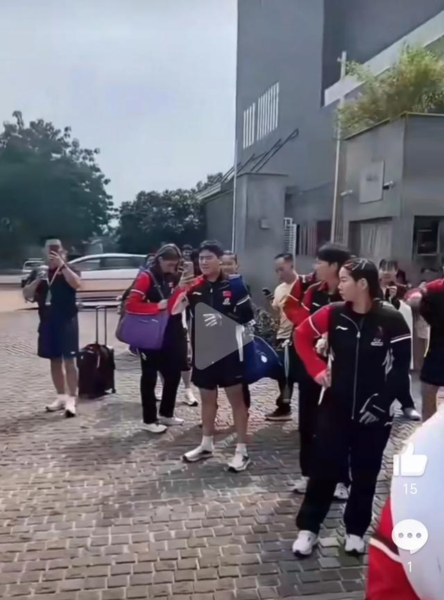 搞笑！国乒队集体站在印度场馆外一脸懵逼，像来到了城乡结合部