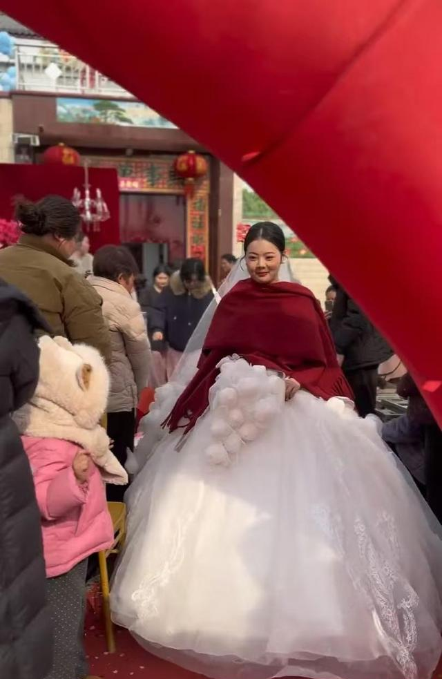 河北新娘因“天庭饱满”走红网络！乡村婚礼惊艳瞬间，尽显福气