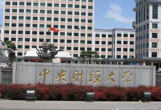 刘强东美女助理：出身普通身材性感，深得信任，名下400多家公司