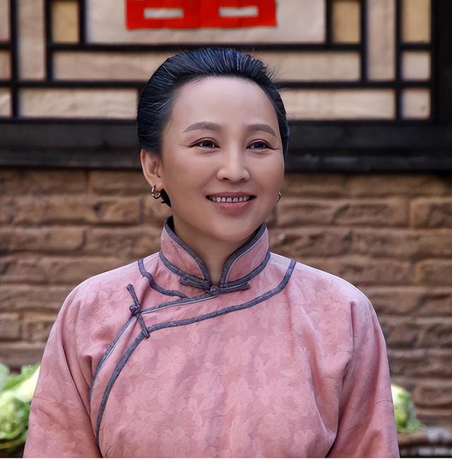 她19岁与导演私奔，在地下室裸婚连生3胎，今被丈夫用7部剧捧红