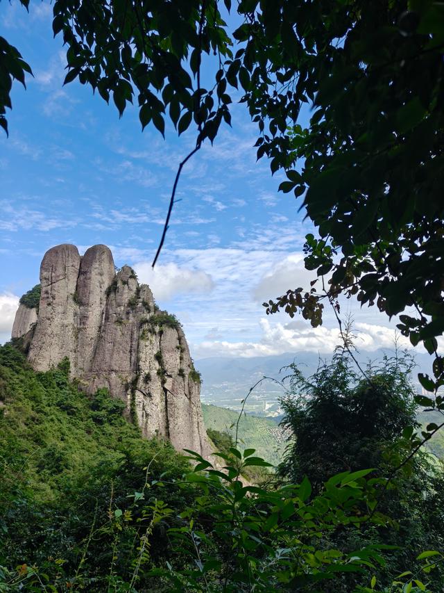 仙居县饭蒸岩景区，横看成岭侧成峰，远近高低各不同