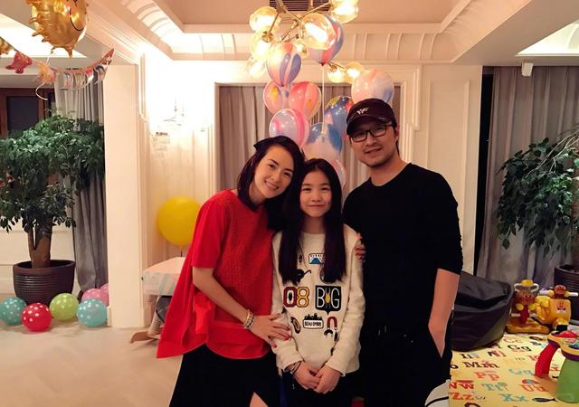 离春节不到两个月	，46岁章子怡再次官宣喜讯，撕碎汪峰仅剩的体面