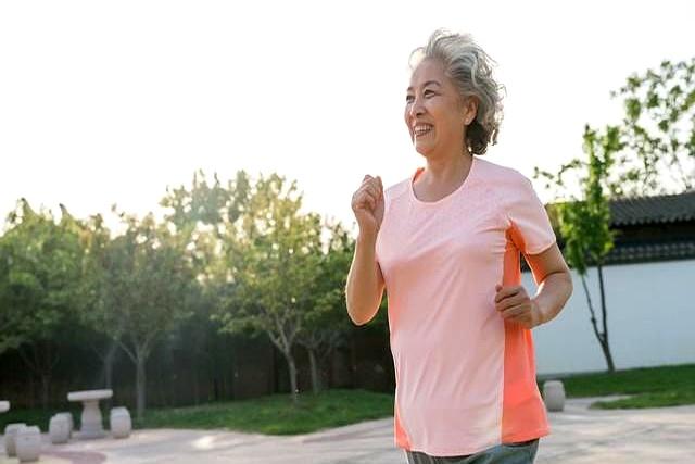 人到中年、一个女人开始频繁运动、健身，往往说明一个问题