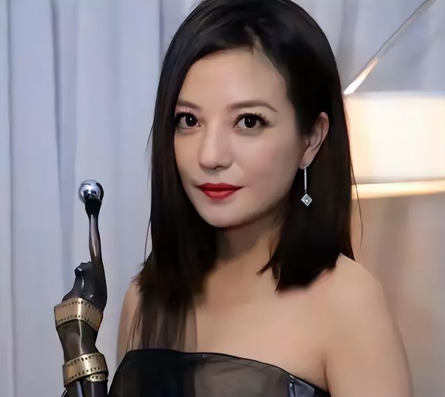 因胃癌去世传闻真相大白半年，49岁赵薇近况曝光	，琼瑶真没说错