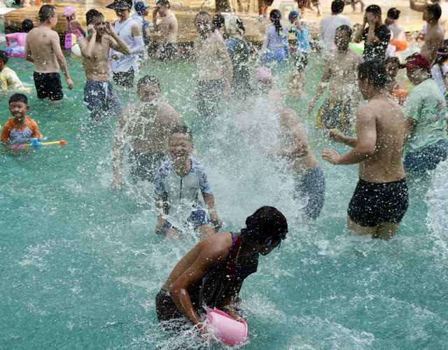 8000人齐聚黄龙溪，泼水大战爽翻夏日！