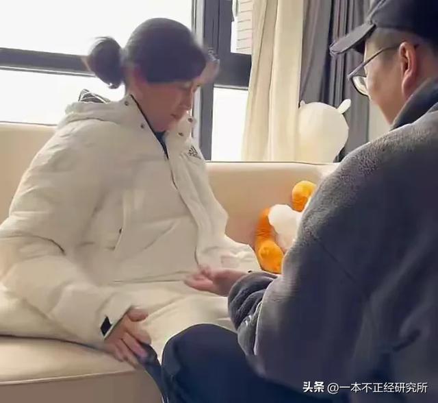 32岁男子把58岁妈妈锁家里,一起洗澡睡觉,就连出门都是形影不离
