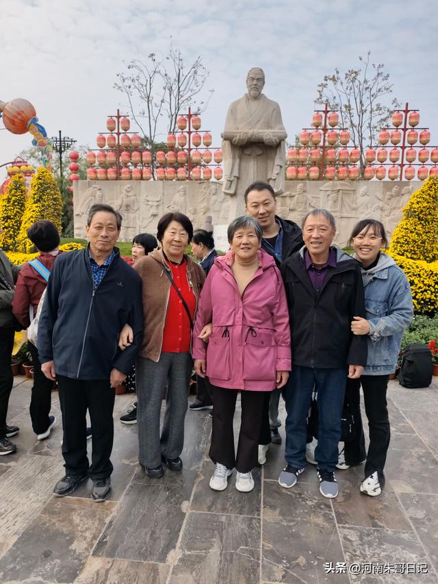 讲述我的写作故事43，《2025年开封赏菊记》。