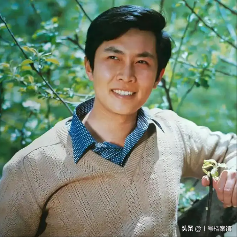 唐国强的“糟心事”，两个儿子都残疾，难怪73岁还得到处卖老脸