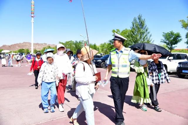 平安之夏·畅游河西丨护航甘青环线游 张掖公安交警沉浸式宣传获点赞