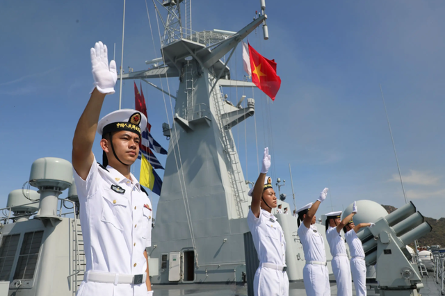 美军公海强扣油轮，中国180万桶原油被劫！特朗普：将永久保留