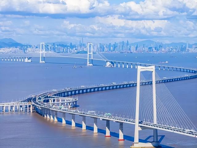 张召忠：美国就算一动不动，中国20年也追不上	，中美差距那么大？