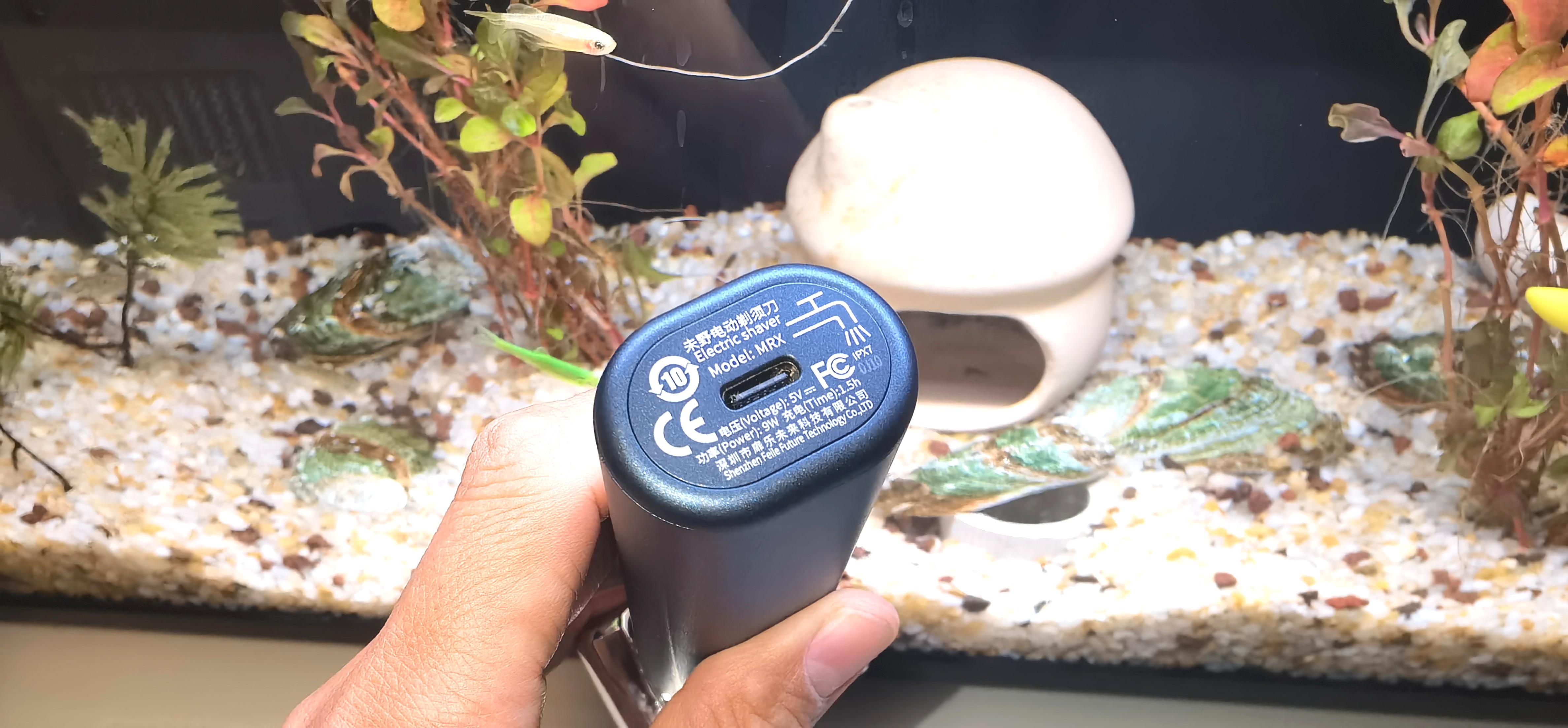 未野往复式剃须刀测评:五刀头27000转狂飙0残留,碾压千元机!