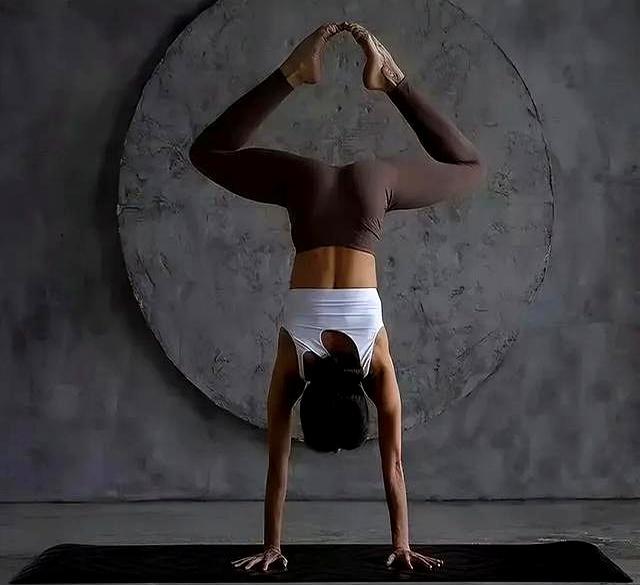 “倒立”是最高级的保养，4步教你学会手倒立	，让你年轻10岁！