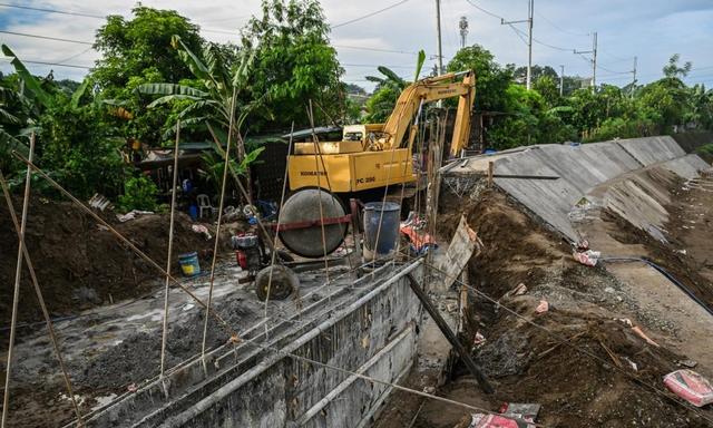 菲律宾彻底炸锅！民众怒吼：马科斯赶紧下台，让位杜特尔特女儿