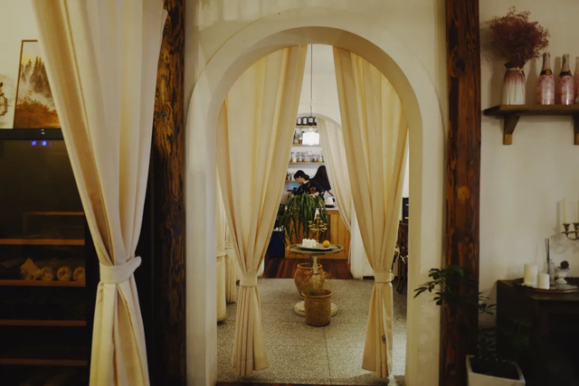 不走寻常路的国际化县城，关心一日三餐，更关心咖啡和汇率