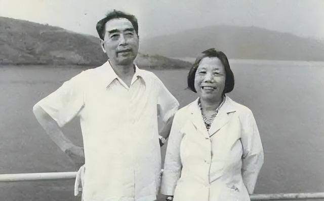 原国务院总理李鹏曾坦言：外界传我是周总理养子的说法，并不确切