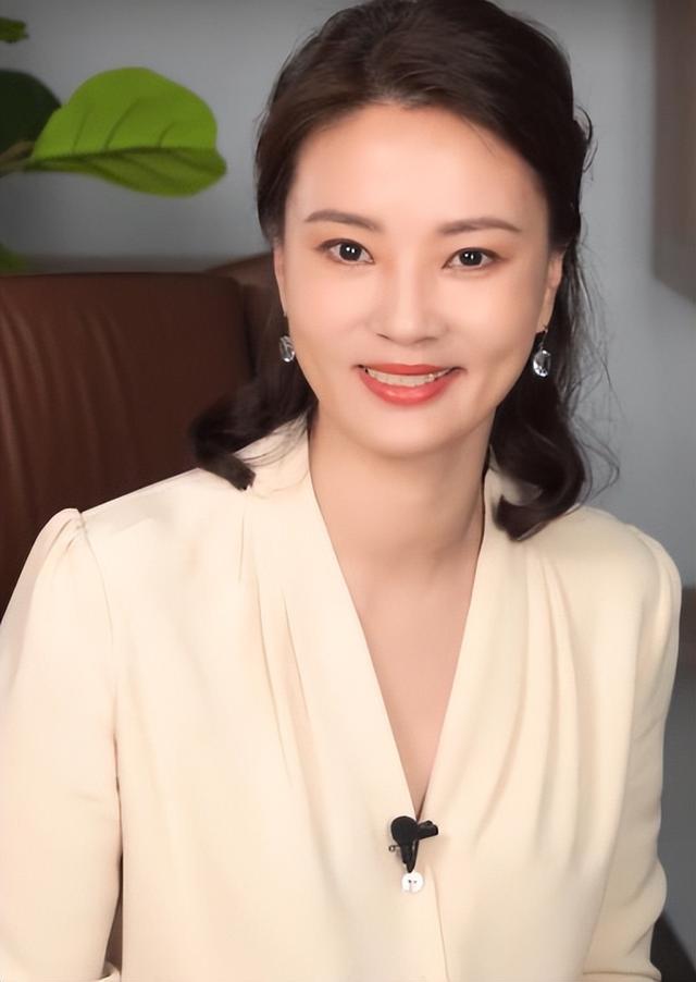 央视最惨女主持，男友判死缓，丈夫惨死狱中，48岁又被释永信牵连