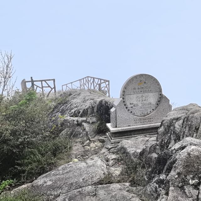 九华山是佛教名山地藏菩萨道场，景区很大，有自然景观与众多佛殿