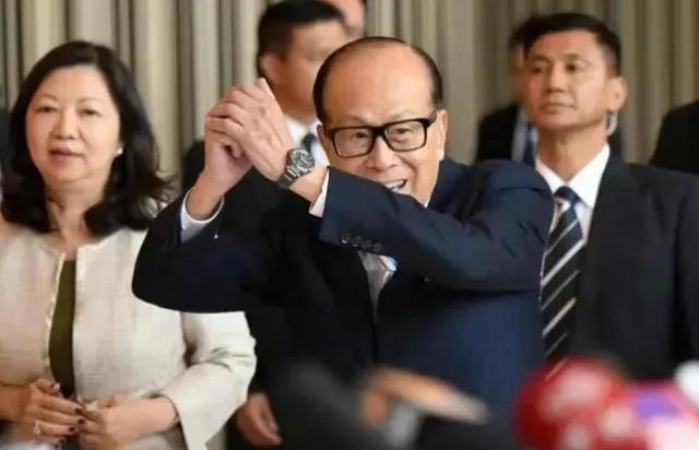 2909亿身价也没用！97岁李嘉诚油尽灯枯，最担心的是两个60岁儿子