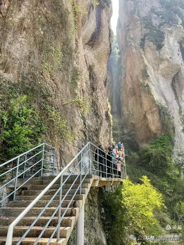藏于浙江5A景区内有一处“十里铁甲龙”，洞穴众多形态奇特