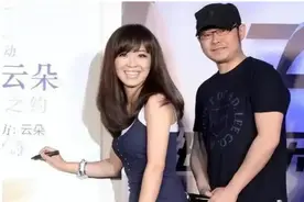 与刀郎关系真相大白三个月后，云朵隆重亮相，她可不只参加了两会图片