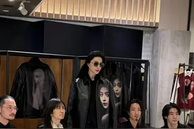 43岁范冰冰美到日本去了，穿黑色皮衣又酷又美，比在场男士都霸气图片