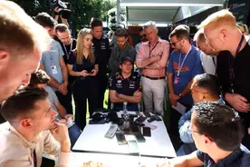 F1三冠王维斯塔潘回应离开红牛传闻：将留在红牛车队直到2028年，写一个忠诚的故事结尾图片