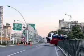 中环内圈吴中路匝道附近 一辆大巴冲上人行道图片