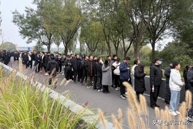 杨振宁葬礼今日举行！遗体覆盖国旗，翁帆站首位，次子杨光宇露面
