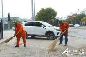 浑源县：环卫工人秋冬忙 清扫街道保整洁图片