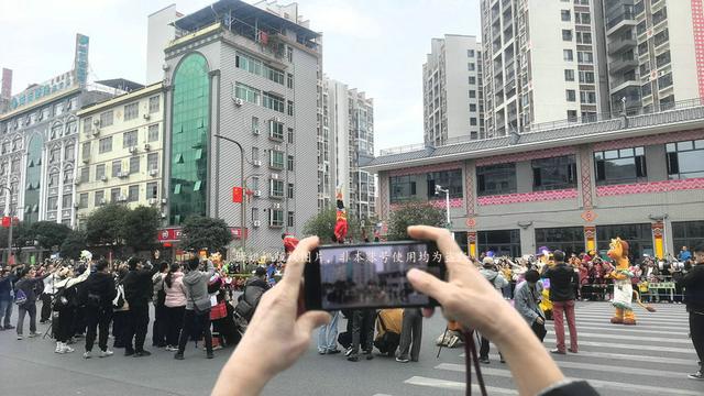 游客亲历连南盘王节巡游，普通观众拍照好难，叹：好看表演被毁？